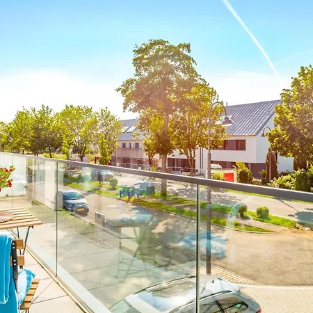 Modern Apt For 4 W/Parking/Fast Wi-Fi/Near City