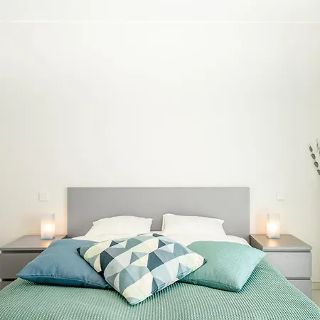 Modern Apt For 4 W/Parking/Fast Wi-Fi/Near City *