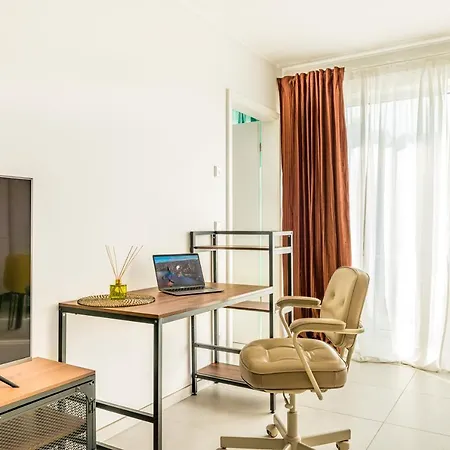 Modern Apt For 4 W/Parking/Fast Wi-Fi/Near City