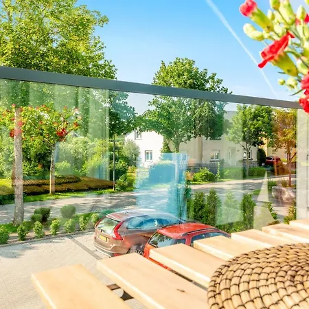 Modern Apt For 4 W/Parking/Fast Wi-Fi/Near City